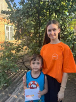 Волонтёры Пролетарского района поздравили детей-первоклассников участников СВО
