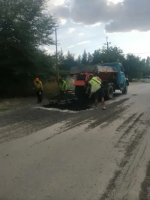 В Пролетарске ведутся работы по ямочному ремонту автомобильной дороги